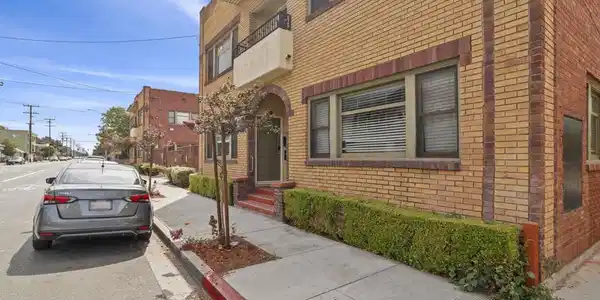 2528 E 10th Street