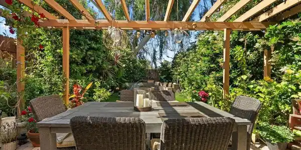 954 W 6th Street