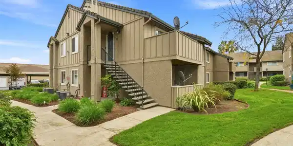 2131 Lakeview Cir