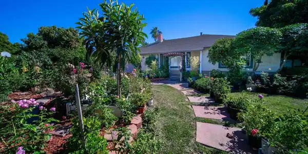 37621 Glenmoor Dr