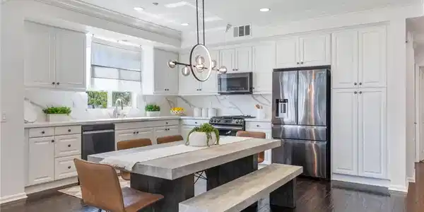 5547 Strand