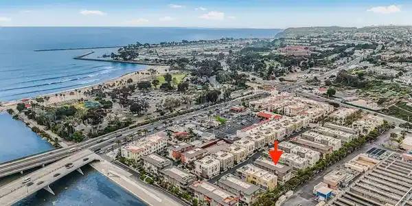 985 Doheny Way