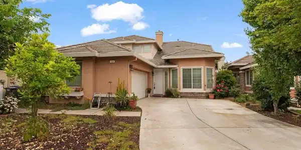 104 Kings Canyon Way