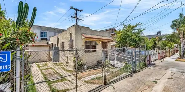 1819 Cerritos Avenue