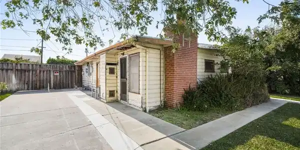 263 E 21st