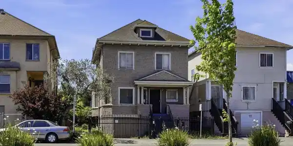 881 W Macarthur Boulevard