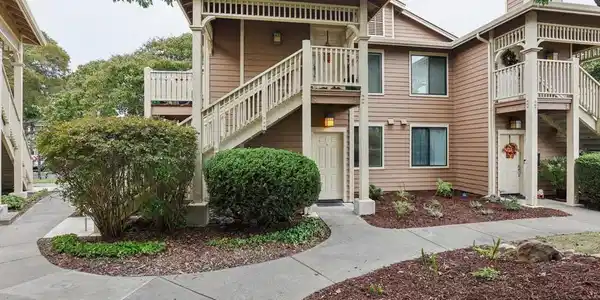 47 Lakeshore Ct