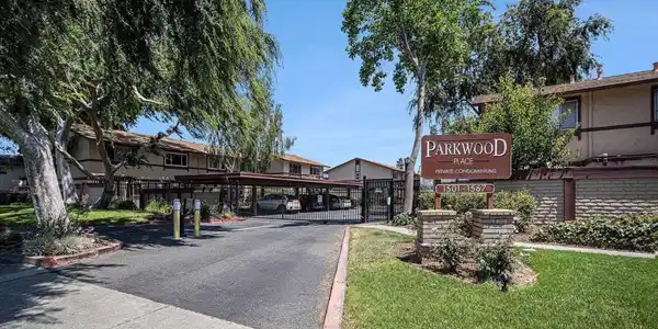 1563 Parkwood Pl