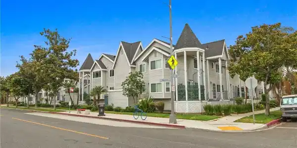 869 Magnolia Avenue