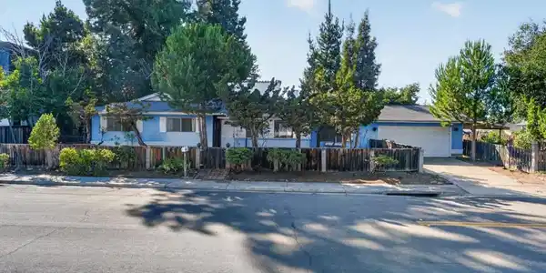 2100 Camino De Los Robles