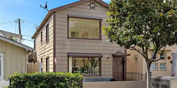3709 W Balboa