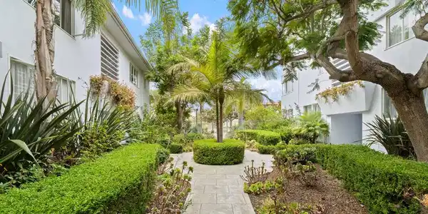 130 San Vicente Boulevard