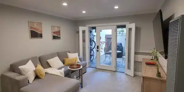 2300 Laguna Cir