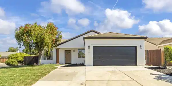 301 Lakespring Pl