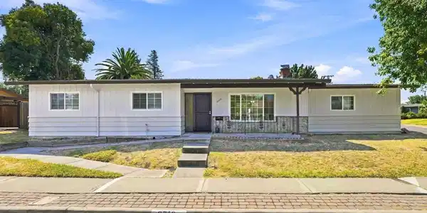 2710 Broadmoor Ave