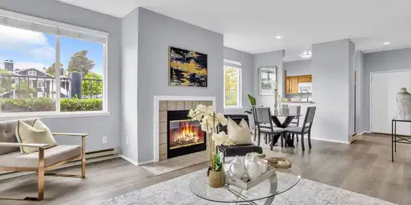 221 Bayside Ct