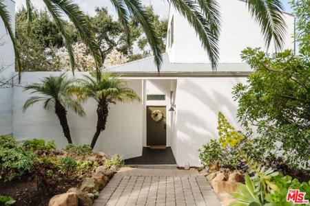 2002 Tuna Canyon Road