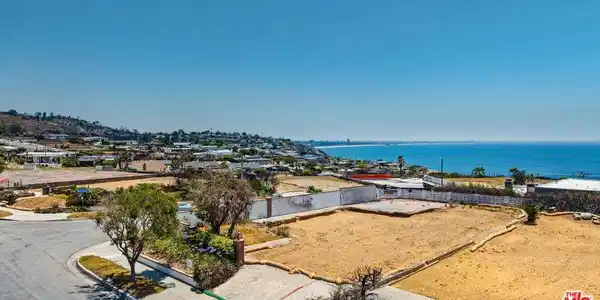 18348 Clifftop Way
