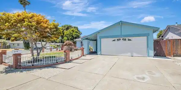 2717 E Meadowlark Drive