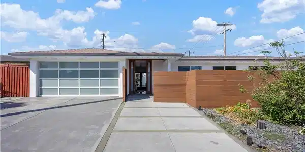 496 E 16th