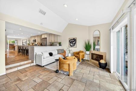 6992 Camino Degrazia
