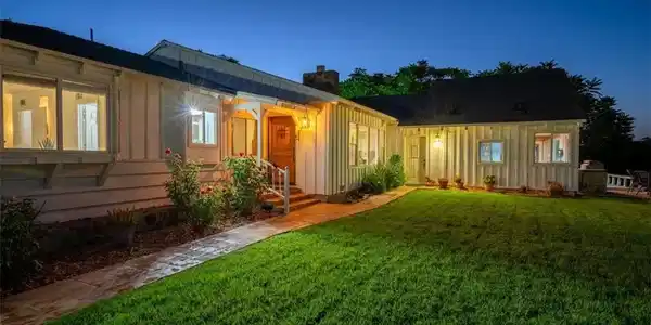 5 Toprail Lane