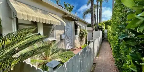 1527 W Centinela Avenue