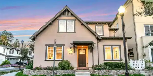 43148 Calle Sagrada
