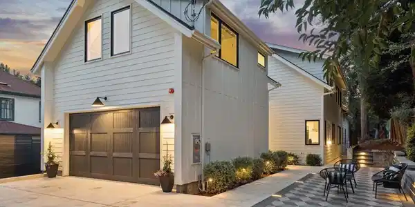 915 Grosvenor Place