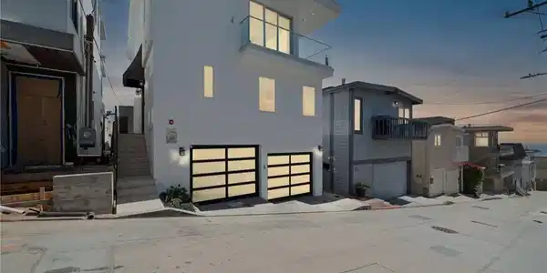 210 El Porto Street