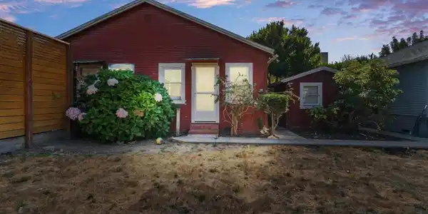 204 Hollister