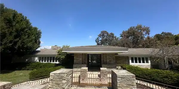 60 Crest Road E