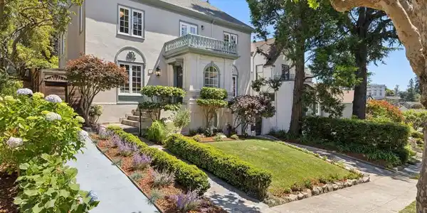 976 Grosvenor Pl