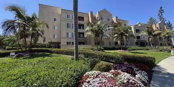 8889 Caminito Plaza Centro