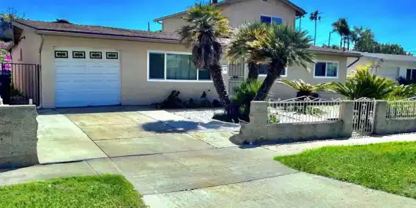 118 E Palomar