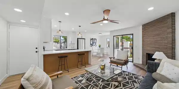 1915 Via Las Palmas