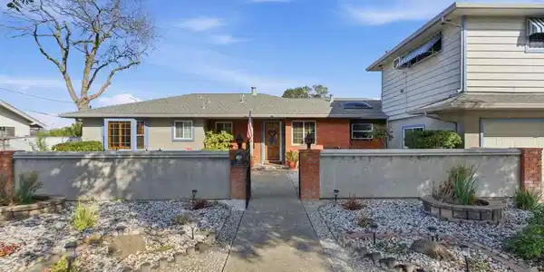 27 Barrie Dr
