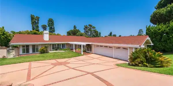 30243 Avenida Selecta