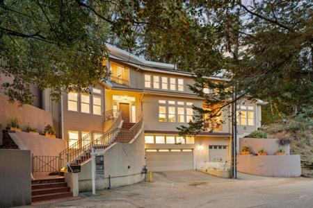 2220 Arrowhead Drive