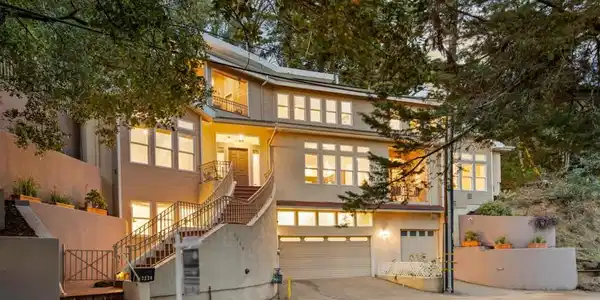 2220 Arrowhead Drive