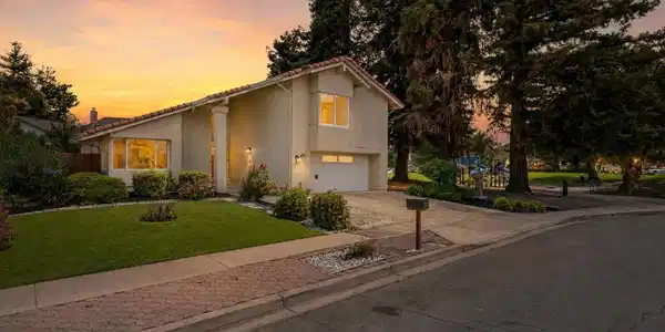 4216 Warbler Loop