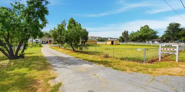 209 Honey Ln