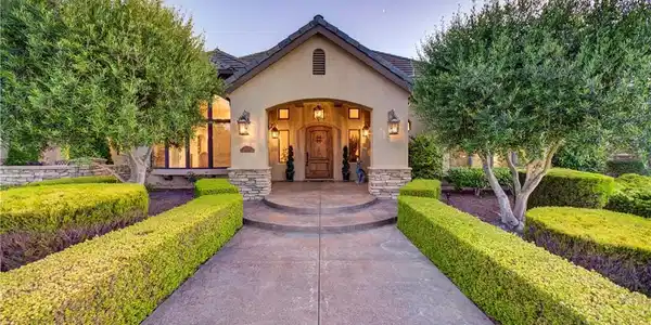 2235 Valley Oaks