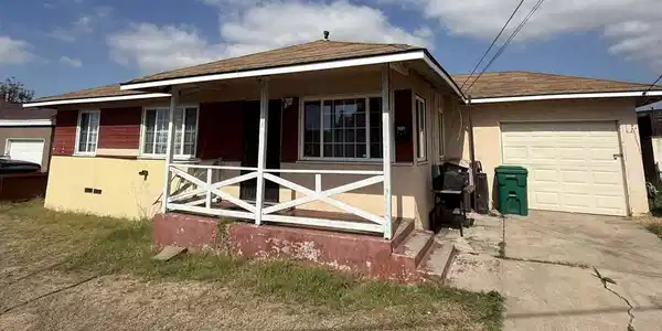 5128 La Paz Dr