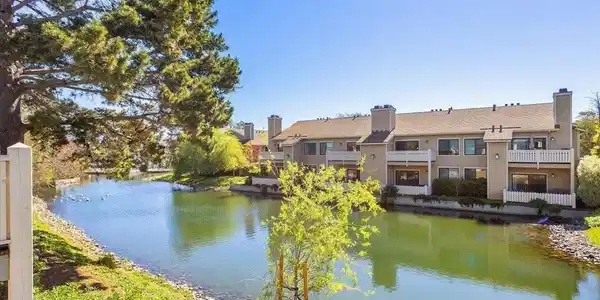 130 Lakeshore Ct