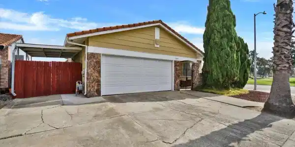 2511 Mistletoe Dr