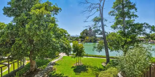 1090 Shoreline Drive