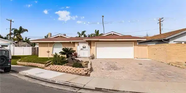 6261 Balmoral