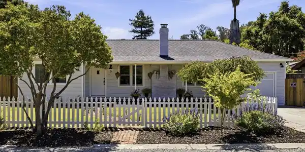 8 Lander Dr