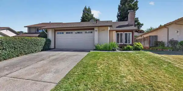 1040 Village Oaks